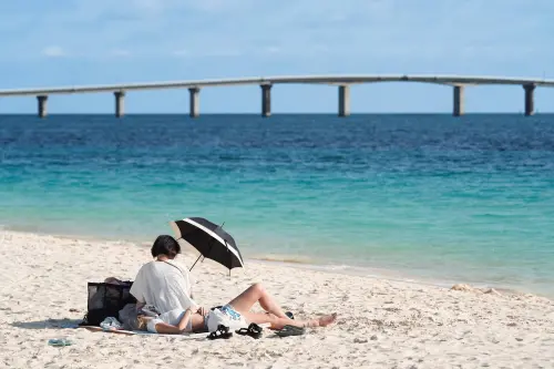 ▲綿延七公里的與那霸前濱，潔白沙灘是旅客可以盡情放空，享受陽光、沙灘、海水擁抱的天堂。