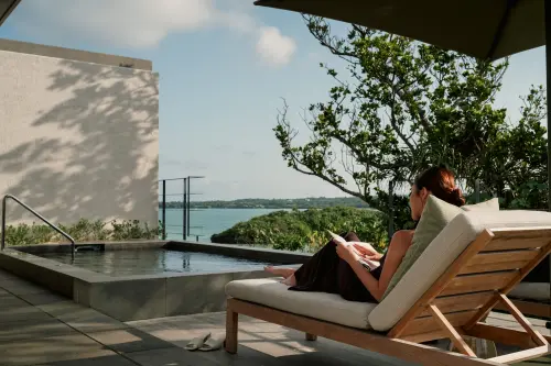 ▲瑰麗酒店每一間客房與套房都擁有寬敞的空間和絕佳的海景視野，旅客可盡情享受私密的度假時光