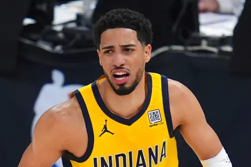 ▲溜馬主帥Rick Carlisle在第四節提早撤下Tyrese Haliburton和多位先發球員的舉動，並非單純戰術調整，更像是一種訊號——提醒球隊與當家控衛：不能再靠比賽後段才試圖逆轉戰局。（圖／美聯社／達志影像）