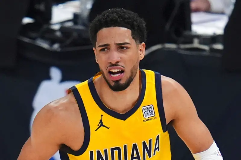 ▲溜馬主帥Rick Carlisle在第四節提早撤下Tyrese Haliburton和多位先發球員的舉動，並非單純戰術調整，更像是一種訊號——提醒球隊與當家控衛：不能再靠比賽後段才試圖逆轉戰局。（圖／美聯社／達志影像）