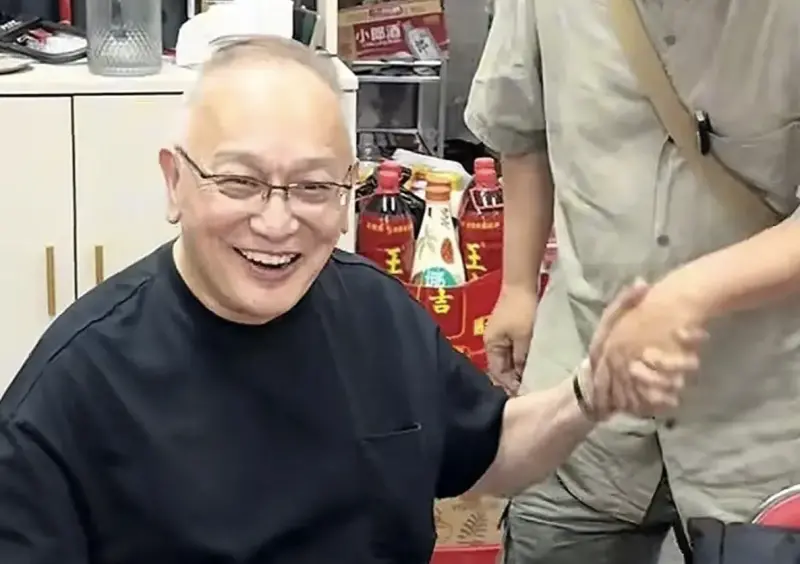 ▲昔日香港影壇「三級片皇帝」曹查理，現在75歲定居四川，在店裡吃飯被民眾認出、合照，態度仍親切、自在，他離婚後並無子女，但外界認為他還有個大咖外甥張智霖，生活應該不會成問題。（圖／摘自微博）