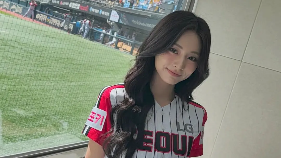 ▲「台灣女兒」周子瑜（如圖）即將在韓國迎來出道10週年，將首度跟著TWICE一起回台灣開唱，JYP娛樂也透露將打造360度沉浸式舞台，此外《NOWnews今日新聞》也獨家掌握高雄場將有望加開11月23日高雄場次。（圖／翻攝自子瑜IG）