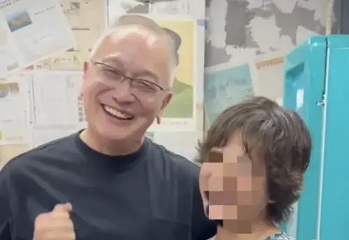 ▲75歲曹查理(左)在四川被民眾認出,大方合照,看來氣色也不錯。(圖/摘自微博) ▲75歲曹查理(左)在四川被民眾認出,大方合照,看來氣色也不錯。(圖/摘自微博)