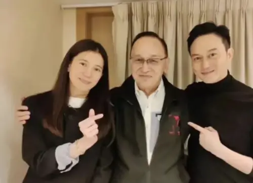 ▲曹查理（中）是張智霖（右）的舅舅，彼此關係很密切，與張智霖的妻子袁詠儀（左）也是家人，時不時會聚會。（圖／摘自微博）