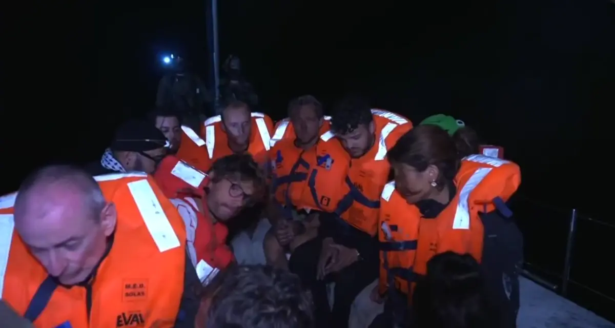 ▲援助船闖加薩未成功，遭以色列軍方途中攔截。圖為以色列軍方人員向身穿橘色救生衣的社運人士發送三明治和水。(X平台@IsraelMFA)