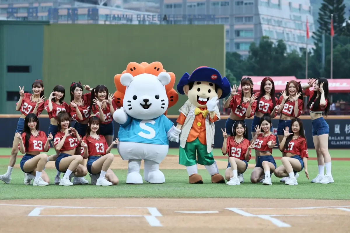 ▲乖乖再次站上味全龍主場，在女孩日當天和啦啦隊女孩們一起開心合照。（圖／品牌提供）