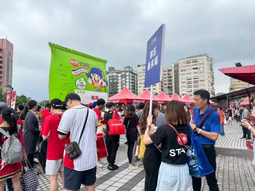 巨大的乖乖扭蛋機出場,造成多位球迷爭相排隊轉蛋。(圖/品牌提供) ▲巨大的乖乖扭蛋機出場,造成多位球迷爭相排隊轉蛋。(圖/品牌提供)