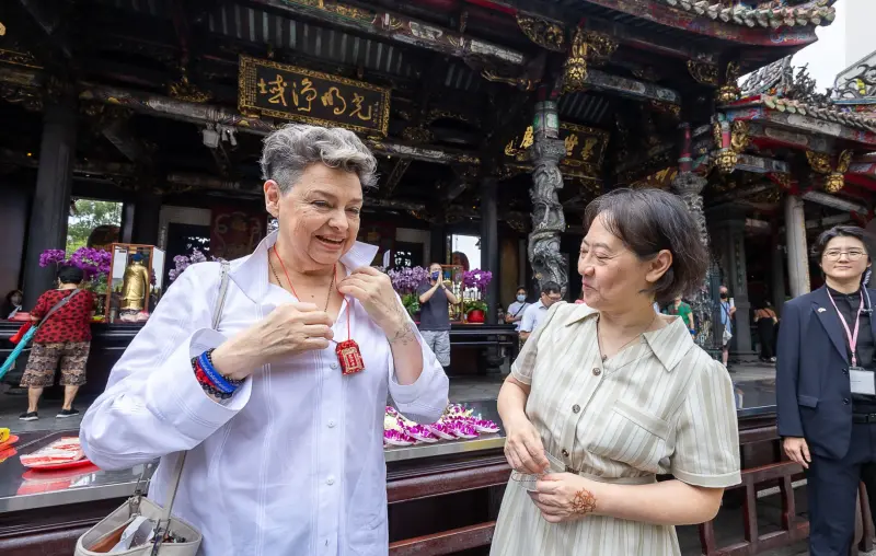 ▲廖婉如帶領貝娜多參訪大稻埕老街、龍山寺等地點。（圖／林佳龍臉書）