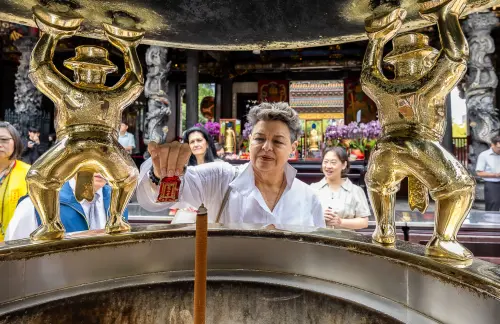 廖婉如帶領貝娜多參訪大稻埕老街、龍山寺 ▲廖婉如帶領貝娜多參訪大稻埕老街、龍山寺。(圖/林佳龍臉書)