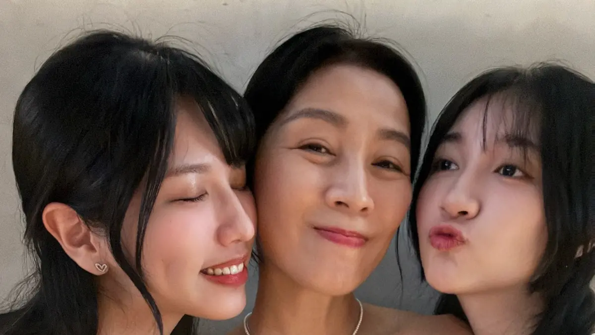 ▲資深女星方文琳（中）去年驚傳罹癌，所幸治療後目前康復狀況良好，近期她將迎來60大壽，昨（8）日她在臉書曬出與2位女兒的慶生照，讓不少粉絲直呼：「像3姊妹！」（圖／翻攝自方文琳臉書）