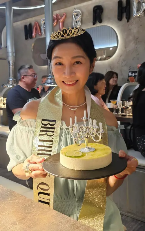 ▲方文琳（如圖）趁出國前，與家人提前慶祝60歲大壽，歷經癌症的她目前恢復狀況良好，氣色十分良好。（圖／翻攝自方文琳臉書）