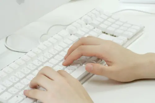 ▲知名科技品牌「惠普（HP）」解釋，鍵盤上通常會設計小凸點，通常是位於F、J這個鍵帽上，之所以在上頭多劃一條凸起線，主要是能讓大家「可以不用看鍵盤就可能打字」。（圖／取自photoAC）