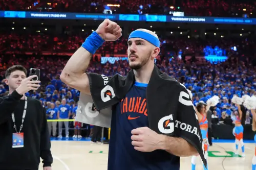 奧克拉荷馬雷霆在主場以123:105擊敗印第安納溜馬,成功扳平系列賽。這場勝利的背後,關鍵不只是主將「SGA」Shai Gilgeous-Alexander再度的全能演出,總教練Mark Daigneault戰術上的迅速修正,與「禿曼巴」Alex Caruso在攻防兩端對溜馬造成的破壞,同樣為勝利帶來的巨大影響力。 ▲奧克拉荷馬雷霆在主場以123:105擊敗印第安納溜馬,成功扳平系列賽。這場勝利的背後,關鍵不只是主將「SGA」Shai Gilgeous-Alexander再度的全能演出,總教練Mark Daigneault戰術上的迅速修正,與「禿曼巴」Alex Caruso在攻防兩端對溜馬造成的破壞,同樣為勝利帶來的巨大影響力。(圖/美聯社/達志影像)