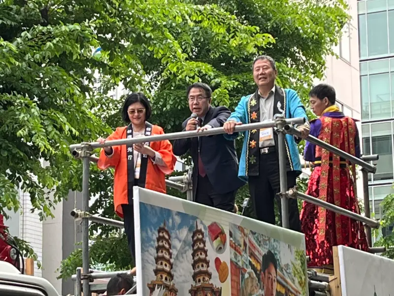 ▲黃偉哲與台南應用科技大學去年共赴YOSAKOI索朗祭宣傳台南，獲得良好迴響，今年再度聯手出擊，黃偉哲也登上表演前導車向現場所有民眾介紹台南。(圖／南市府提供）