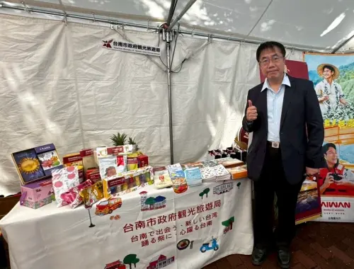黃偉哲市長前天(6/7)剛下機即趕赴會場台南攤位,現場準備了多達20種的日文摺頁,並現場發放果乾等試吃品。(圖/南市府提供) 黃偉哲市長前天(6/7)剛下機即趕赴會場台南攤位,現場準備了多達20種的日文摺頁,並現場發放果乾等試吃品。(圖/南市府提供)
