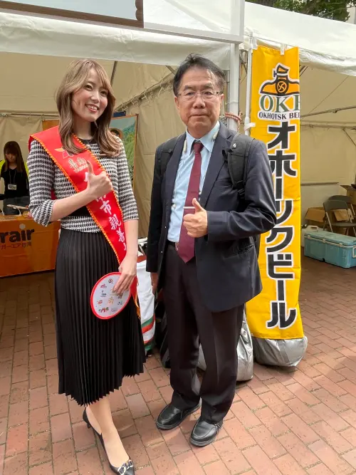 ▲黃偉哲與台南親善大使SUAI聯手宣傳台南魅力。(圖/南市府提供) ▲黃偉哲與台南親善大使SUAI聯手宣傳台南魅力。(圖/南市府提供)