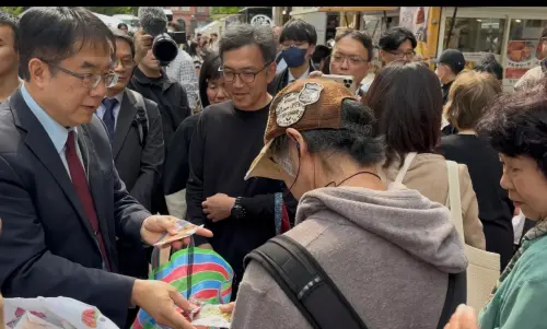 ▲黃偉哲在現場與熱情地與民眾互動,民眾也將現場擠得水洩不通。(圖/南市府提供) ▲黃偉哲在現場與熱情地與民眾互動,民眾也將現場擠得水洩不通。(圖/南市府提供)