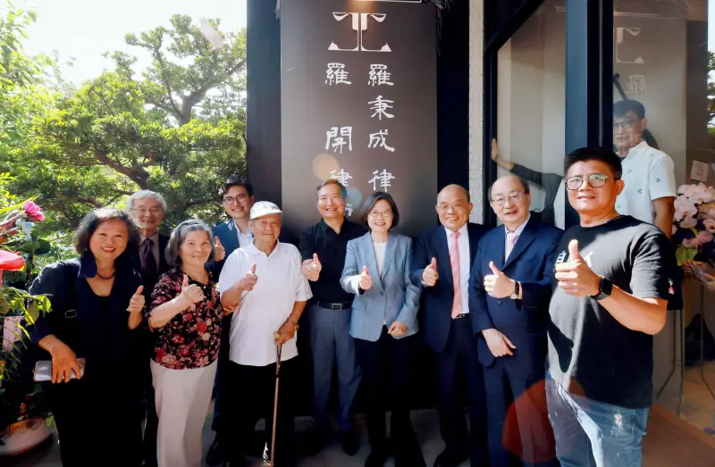 ▲羅秉成事務所開幕，包含柯建銘、蔡英文、蘇貞昌都到場力挺。（圖／柯建銘臉書）