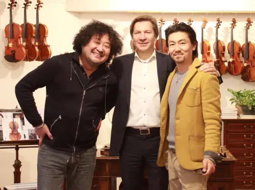 ▲對王文洋小提琴老師張鎮洲提告的英商Florian Leonhard（中）和日本知名小提琴家葉加瀬太郎（左）合照。（圖／翻攝臉書）