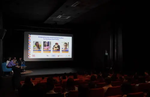 ▲台灣策展人吳維緯（高雄藝起基金會執行長、南台灣表演藝術發展協會理事長）與泰國策展人Sasapin Siriwanij (Director of BIPAM, Bangkok International Performing Arts Meetings, Thailand)、印尼策展人Ratri Anindyajati (Director of IDF, Indonesian Dance Festival, Indonesia)以及柬埔寨文化學者Suon Bun Rith於國際論壇中對話，提出台灣藝術發展的在地和國際接軌的經驗。（圖／Cambodian Living Arts提供）