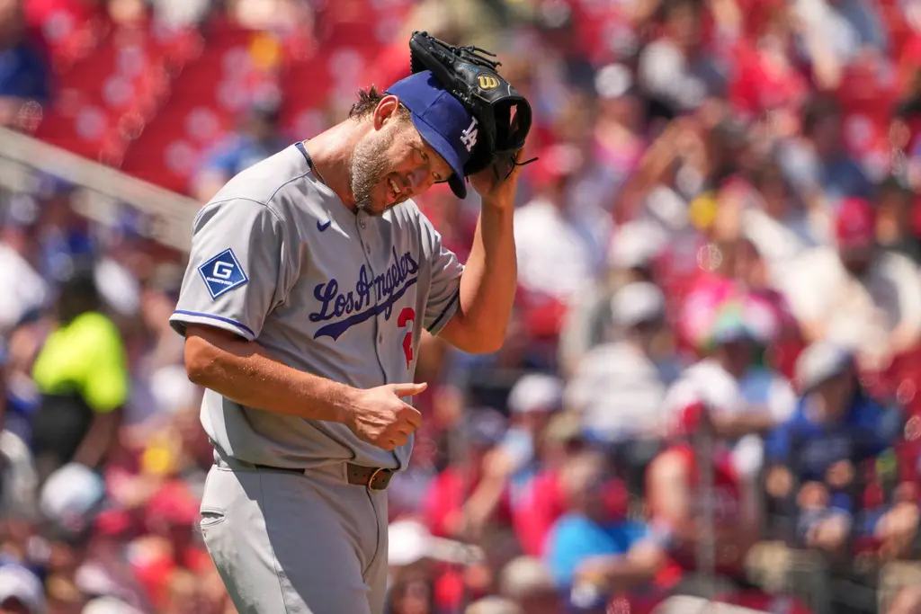 ▲MLB洛杉磯道奇強投Clayton Kershaw，今（9）日對上聖路易紅雀繳出5局僅失1分好投，拿下本季首勝，而紅雀在賽前循環播放Kershaw11年前在季後賽挨轟影片，讓Kershaw賽後非常不滿。（圖／美聯社／達志影像）