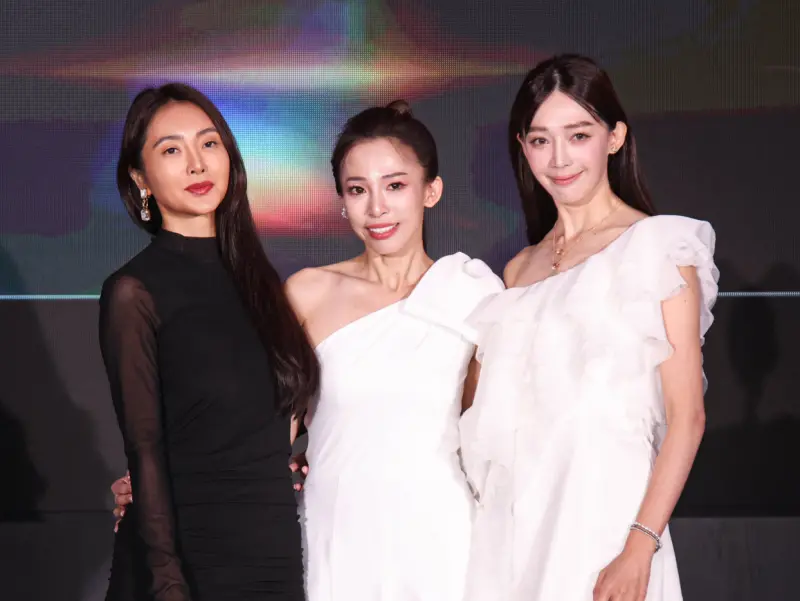 ▲吳速玲（左）與王心恬（右）為產品活動站台，吳速玲透露有人算出她今年11月會有追求者，而王心恬則是透露對於結婚、生子越來越不害怕，只要決定要生小孩就會結婚。（圖／記者朱永強攝）