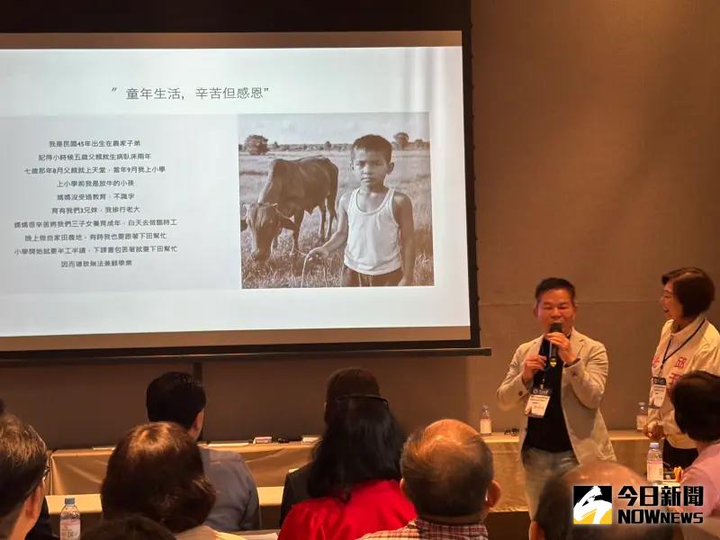 ▲東海大學校友會8日參訪位於13期文心南路的「鉅虹綠美館」，劉品辰分享逾40年的建築人生。（圖／記者金武鳳攝，2025.6.9)