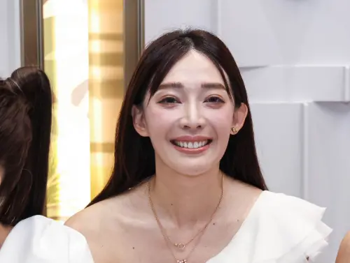 ▲王心恬坦言過去對婚姻有恐懼,怕會失去自由與自我,現在越來越不害怕,但如果要結婚不希望有求婚儀式,直接就能去結。(圖/記者朱永強攝) ▲王心恬坦言過去對婚姻有恐懼,怕會失去自由與自我,現在越來越不害怕,但如果要結婚不希望有求婚儀式,直接就能去結。(圖/記者朱永強攝)