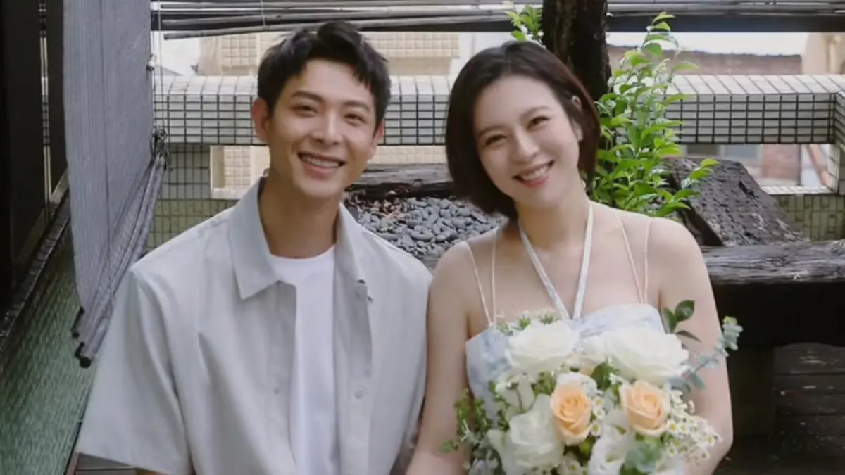 ▲劉品言（右）、連晨翔（左）上個月就公開結婚喜訊，但他們其實直到7月2日才去戶政事務所登記，正式完婚。連晨翔在現場還環抱老婆，高調放閃超甜蜜。（圖／連晨翔IG）