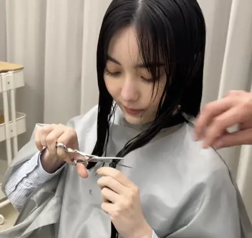 ▲黑嘉嘉一刀剪去長髮，將剪下的髮束捐給癌症基金會。（圖／黑嘉嘉 IG）