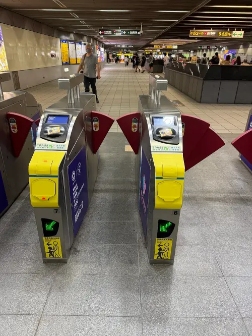 ▲北捷進行「閘門電子主單元模組重置案」，目前整體更新進度已超過六成，預計今年10月全面完成。（圖／取自北捷官網）