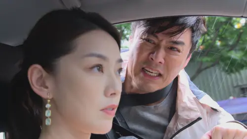 ▲劉至翰《好運來》吊掛車窗外、表情痛苦的驚險瞬間。（圖／民視提供）