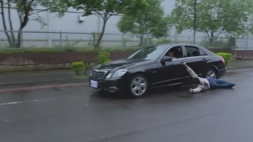 ▲劉至翰《好運來》吊掛車窗外、表情痛苦的驚險瞬間。（圖／民視提供）