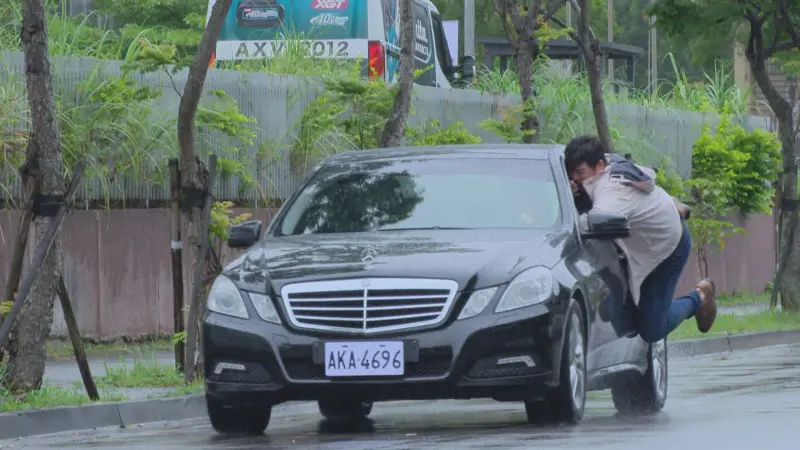 ▲劉至翰拍《好運來》上演「不可能的任務」，被吊掛車窗外，表情痛苦的驚險瞬間曝光。（圖／民視提供）