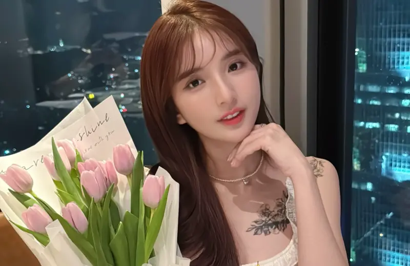 ▲Dora（如圖）陷入富商小三爭議後，消失在樂天應援班表中，球團被爆年底就不和Dora續約了。而Dora過去轉隊曾付過20萬違約金，也傳出當初是富商幫她付錢的。（圖／Dora小葳葳IG）