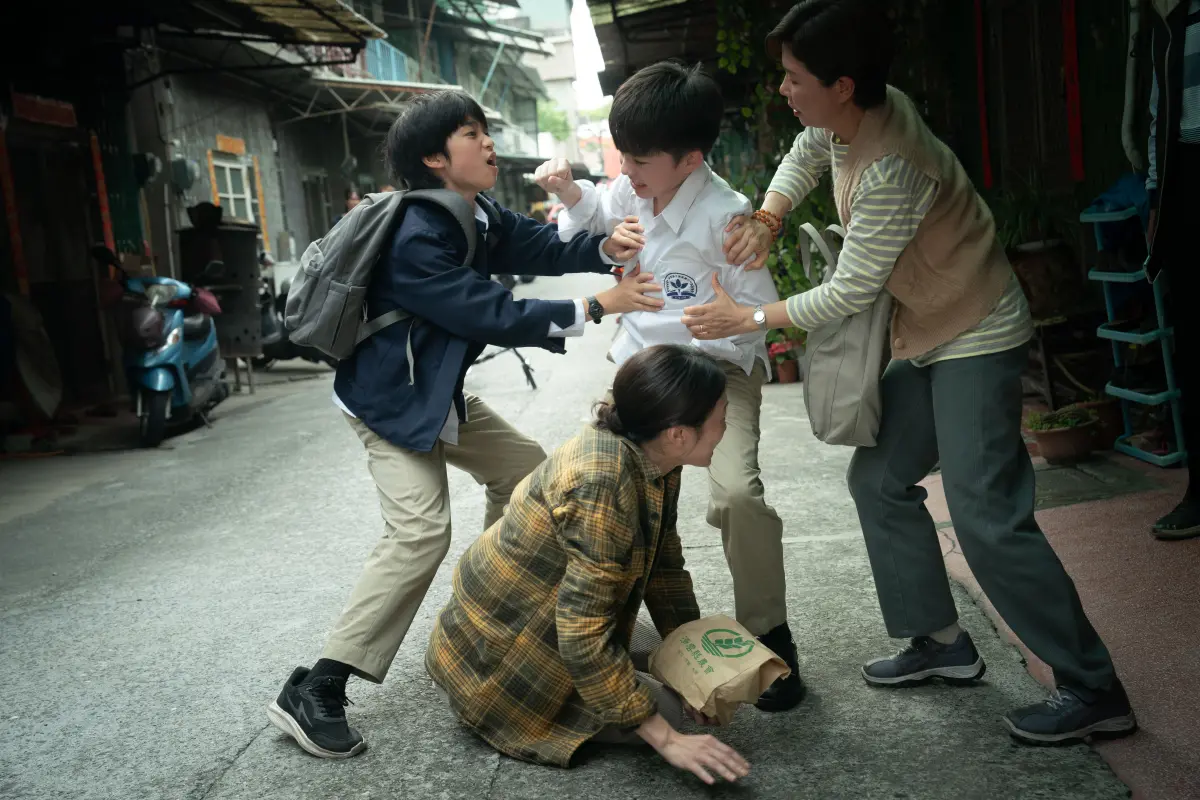 ▲《我們與惡的距離 II》首播收視開紅盤，其中白潤音（左1）在劇中表現不凡，被「大阿嬤」楊貴媚嫌棄的橋段成為收視高點。（圖／CATCHPLAY+、公視、大慕可可）