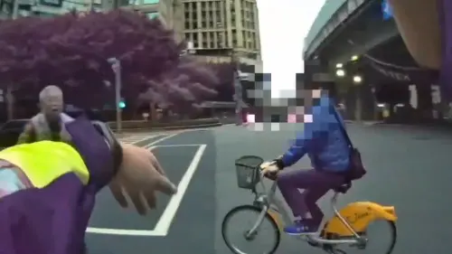 影/北市府科長闖紅燈被攔還霸佔警車 出庭喬罰金怨拔官降薪