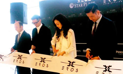 吳冠威身價上看千億 捲入婚外情醜聞 ▲吳冠威(左1)身價上看千億 捲入婚外情醜聞(圖/大立、大統五福店臉書粉專)