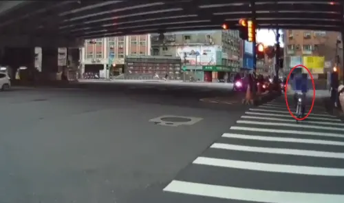 ▲許姓科長騎YouBkie走行人穿越道並闖紅燈。（圖／警方提供）