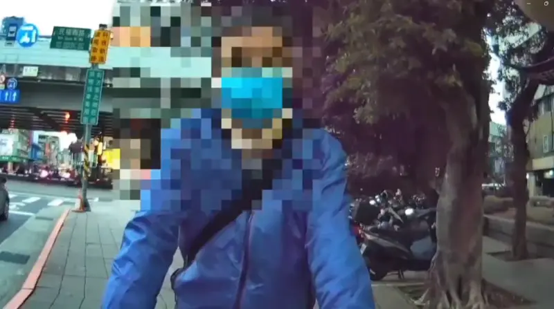 ▲許姓科長交通違規卻拒絕出示證件,聲稱心臟不舒服,讓警方為他叫救護車來。(圖/警方提供)