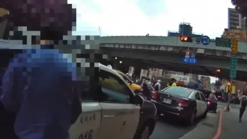 ▲許姓科長一路不配合受檢，甚至自己開門上警車霸位不走。（圖／警方提供）