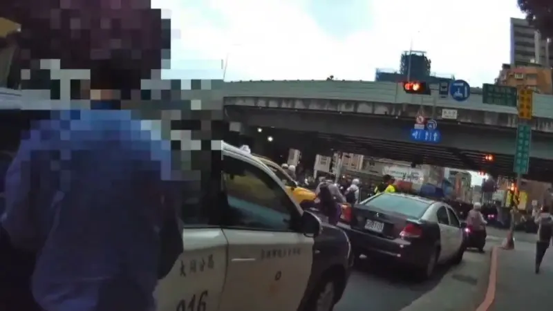 ▲許姓科長一路不配合受檢,甚至自己開門上警車霸位不走。(圖/警方提供)
