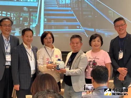 ▲東海大學校友會8日參訪位於13期文心南路的「鉅虹綠美館」，贈送禮物給董事長劉品辰。（圖／記者金武鳳攝，2025.6.9)