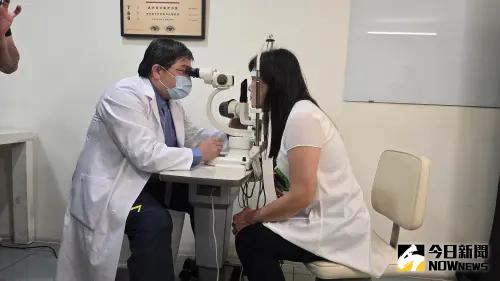 ▲洪啟庭指出,這名婦人去年底就醫說她的左眼出現大片飛蚊,檢查結果,她眼壓正常,沒有近視,但視力卻只剩下0.6。 (圖/記者郭凱杰攝,2025.06.09) ▲洪啟庭指出,這名婦人去年底就醫說她的左眼出現大片飛蚊,檢查結果,她眼壓正常,沒有近視,但視力卻只剩下0.6。 (圖/記者郭凱杰攝,2025.06.09)
