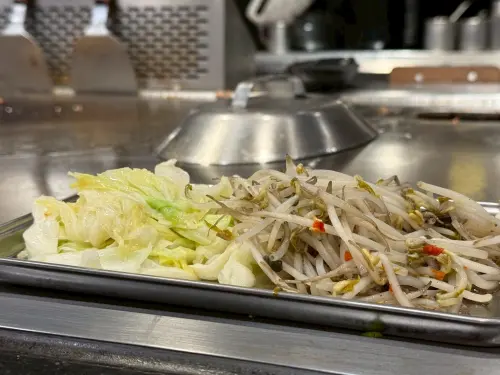 ▲鐵板燒 大埔鐵板燒 平價鐵板燒 高麗菜 豆芽菜（圖／記者陳雅雲攝）