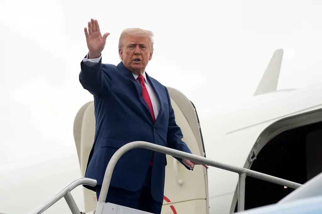 ▲美國總統川普8日準備搭乘空軍一號，走樓梯時踉蹌了一下，因而引發熱議。（圖／美聯社／達志影像）