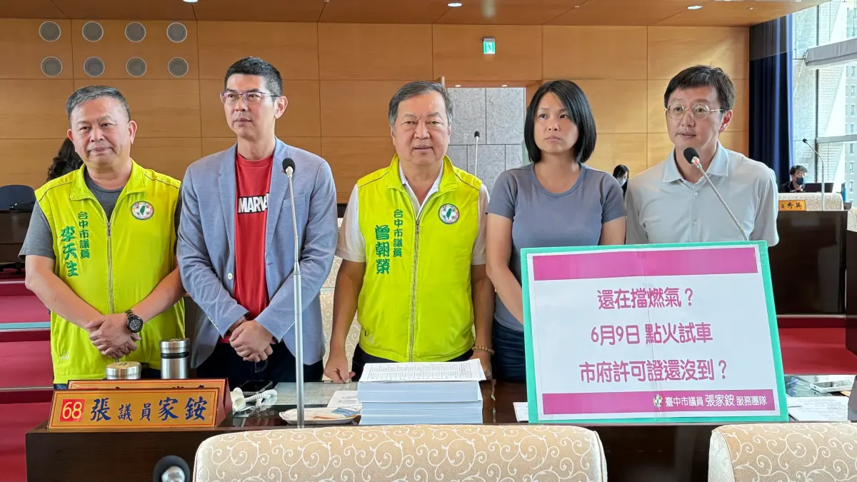 ▲台中市江肇國（右一）怒轟，市府一邊壓下中火一號燃氣機組的試俥公文、一邊批評燃煤是「用肺發電」。（圖／記者顏幸如攝，2025.06.09）