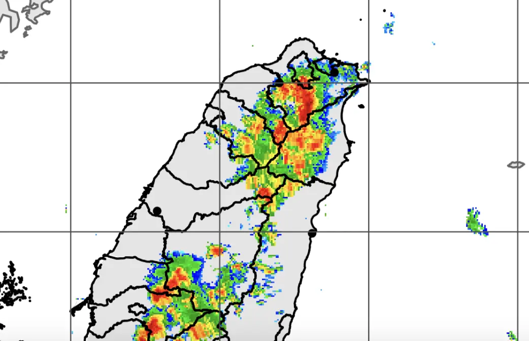 ▲午後對流發展旺盛，一波波雷雨帶掃入台灣陸地，中央氣象署發布「大雷雨即時訊息」。（圖／中央氣象署）