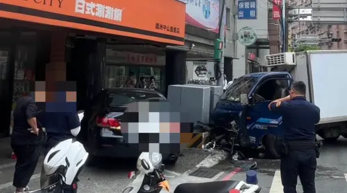 影/通緝犯躲警察闖紅燈失控衝上人行道 涮涮鍋差點開不了店