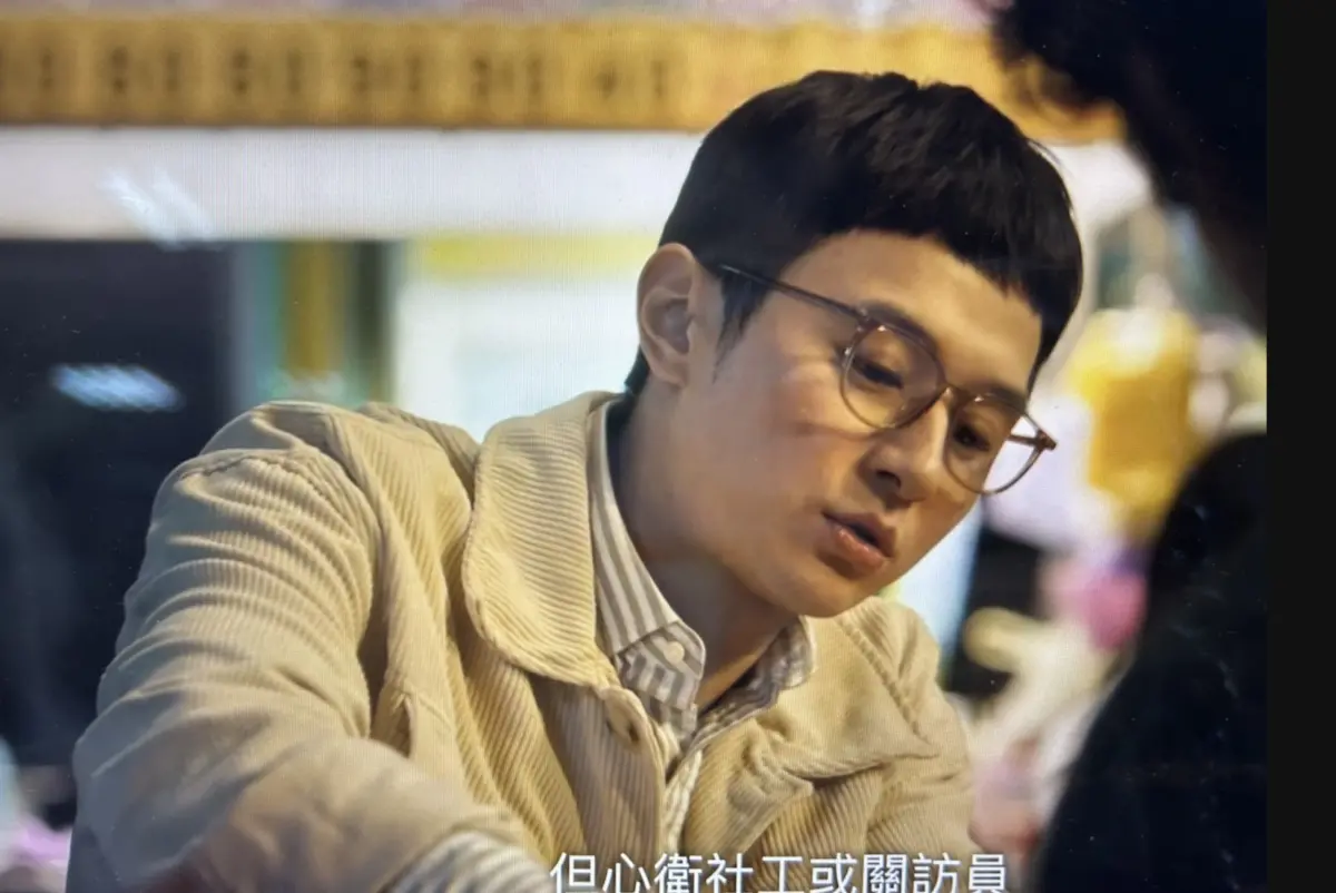 ▲張軒睿在《我們與惡的距離 II》中飾演的心理諮商師王以禮，因為不想每天做評估，想轉當關訪員，有網友提到，兩者薪水差異很大，現實生活中不太可能發生。（圖／翻攝自catchplay）